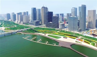 作為中國首批國家級開發區以及開發開放前沿，天津開發區兩手齊發力，一手加碼營商環境優化，一手縮減審批流程提質增效。一“加”一“減”之間，上半年開發區實際利用外資同比增長10.3%。圖為位于海河之畔的天津開發區。 毛振華攝（新華社發）