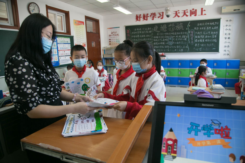 2020年9月7日，北京市小學二、三、四年級的學生返校開學。受新冠肺炎疫情影響，今年北京市中小學、幼兒園實行分批、錯峰開學。新華社發（侯繼慶 攝）