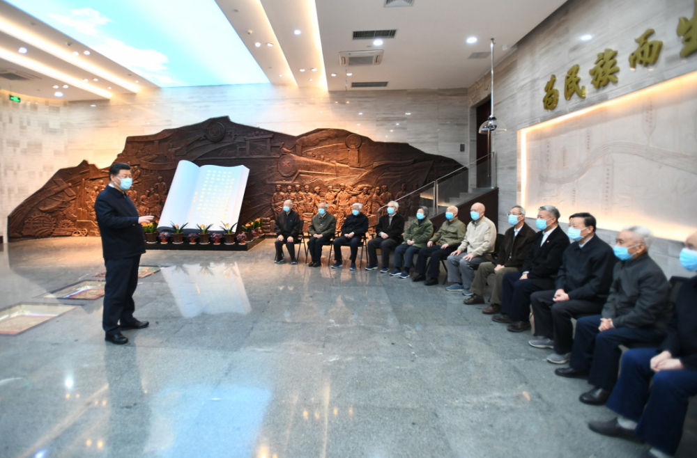 這是2020年4月22日，習近平在西安交通大學交大西遷博物館親切會見西遷老教授。新華社記者 謝環馳 攝