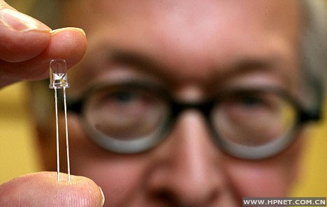 英國制造新型節能燈泡 可持續使用60年(圖)