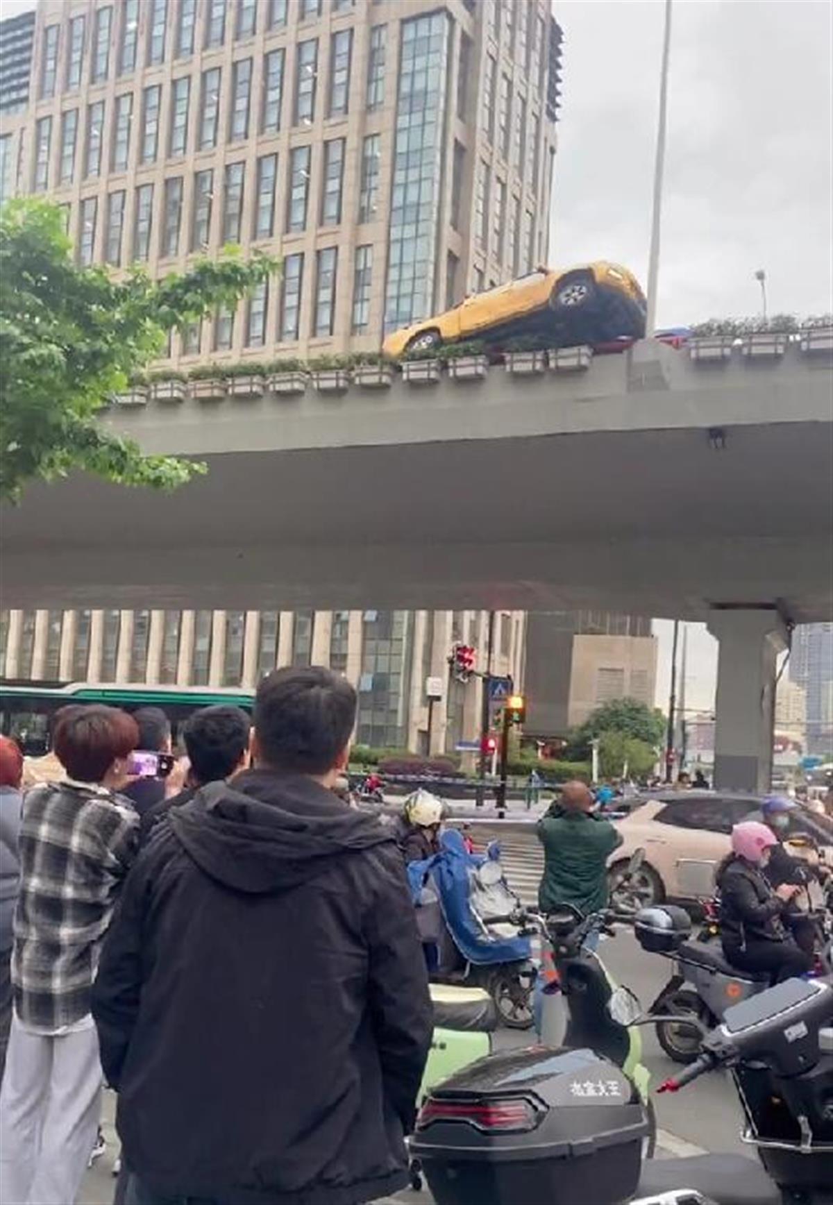 上海高架斗气车主或涉什么罪名?